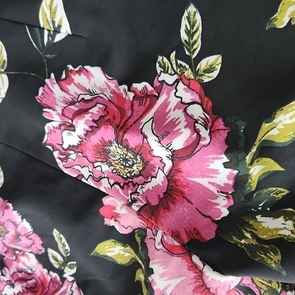 Express Floral Print Mid Rise Shortie size 8 Garden Party Feminine - Picture 7 of 8